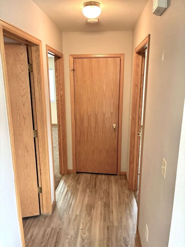 Building Photo - Beautiful 2 Bed/1 Bath Ranch Style Townhome!