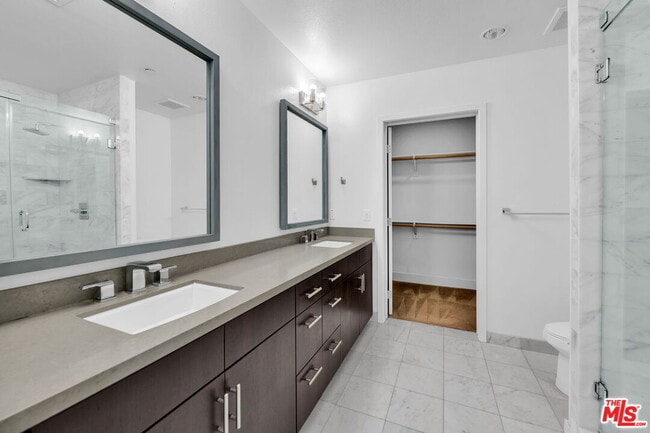 Building Photo - 4211 Redwood Ave