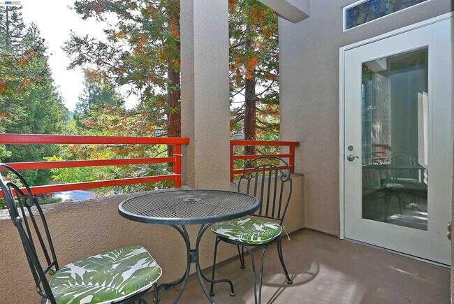 Building Photo - 280 Caldecott Ln