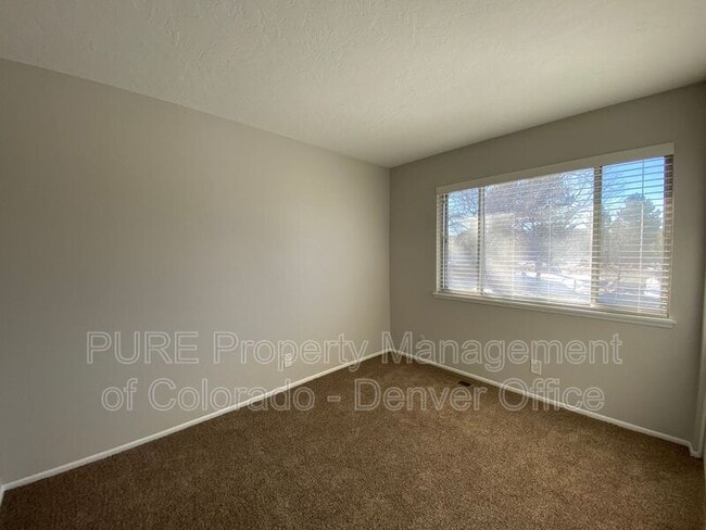 Building Photo - 564 S Carr St