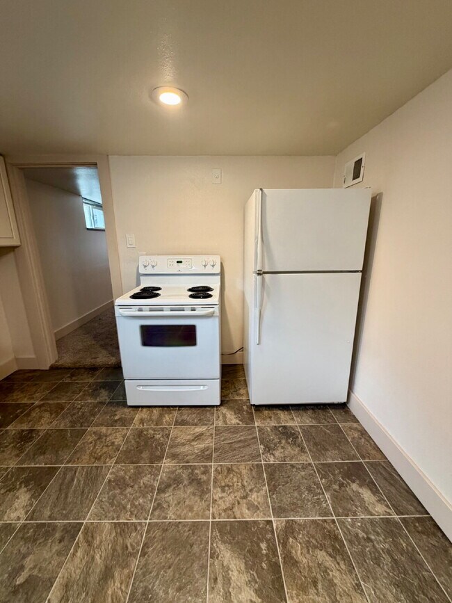 Building Photo - Charming 1-Bedroom Apartment Near Downtown | Utilities Included