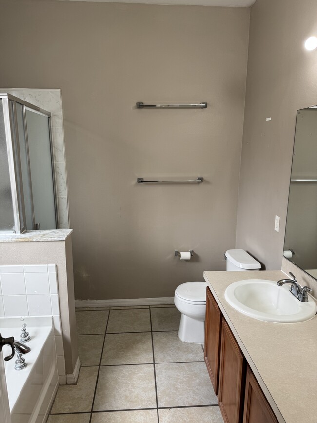 Building Photo - 136 Aster Dr