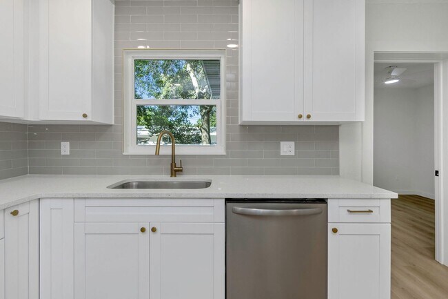 Building Photo - 2710 Boca Ciega Dr N