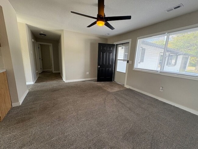 Building Photo - Beautifully Updated 2-Bedroom Duplex with ...