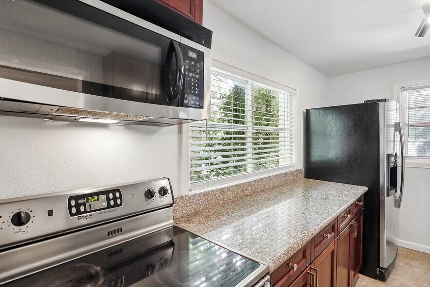 Building Photo - 1268 Eastland Rd SE