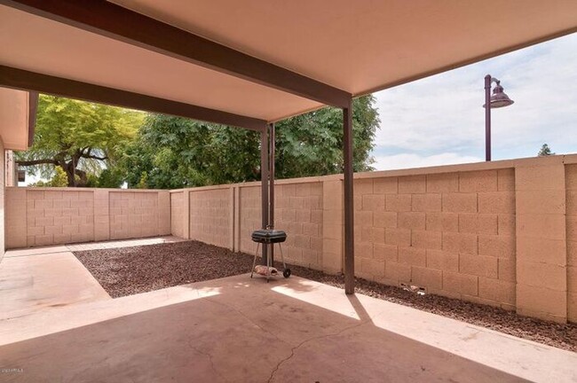 Building Photo - Nice Scottsdale Townhouse 2 bed 2 bath!