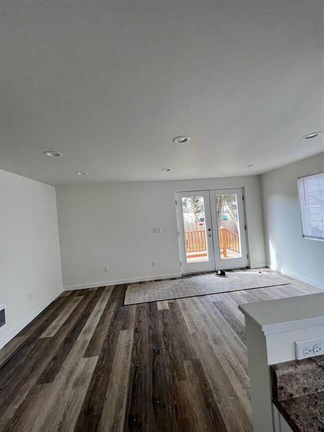 Building Photo - ThomasV