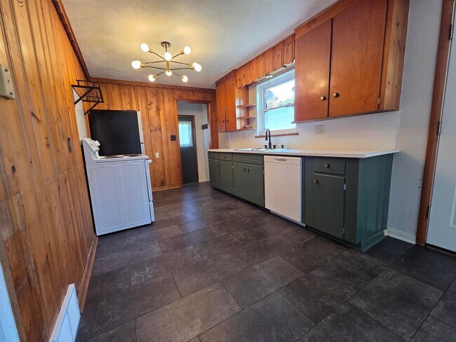 Building Photo - 947 S Heltman Ave