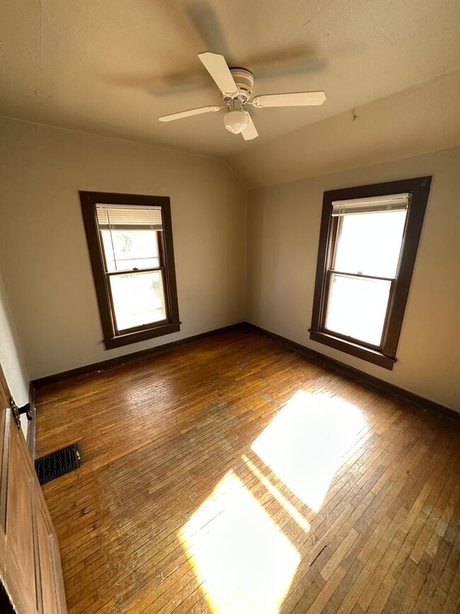 Building Photo - 3 bed 1.5 bath