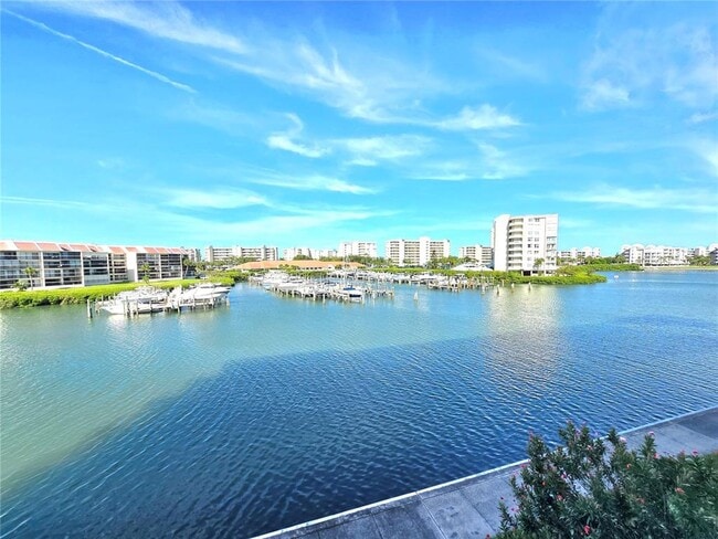 Building Photo - 7600 Sun Island Dr S