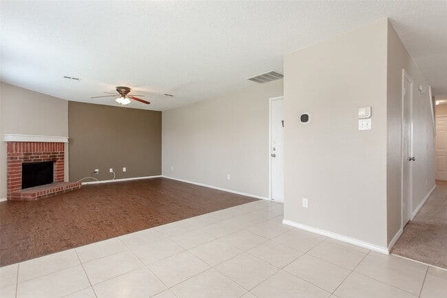 Building Photo - 2700 Peach Dr