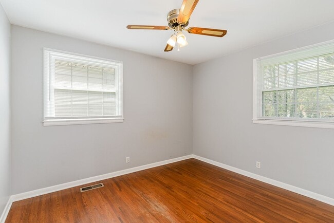Building Photo - Classic Mid-Century Ranch Charlotte Park Available!