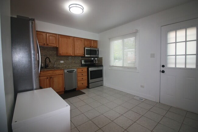 Building Photo - 1624 Greenwood Rd