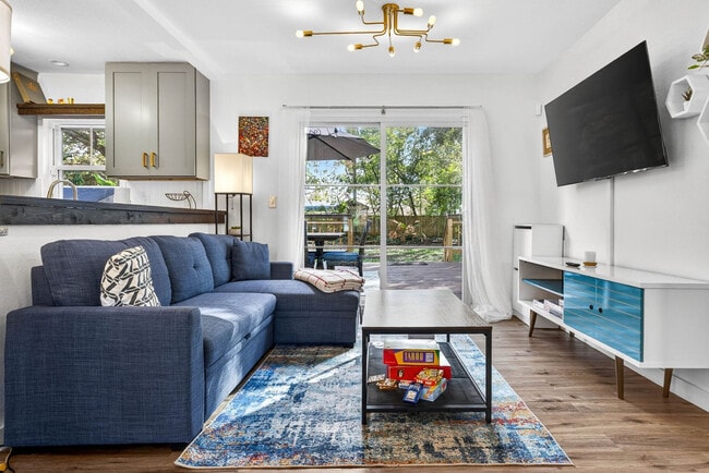 Building Photo - 1317 E Diana St