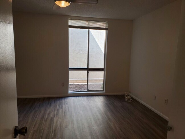 Building Photo - 6455 La Jolla Blvd