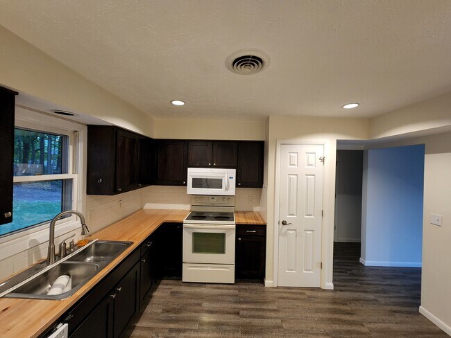 Kitchen - 100 Pheasant Trl