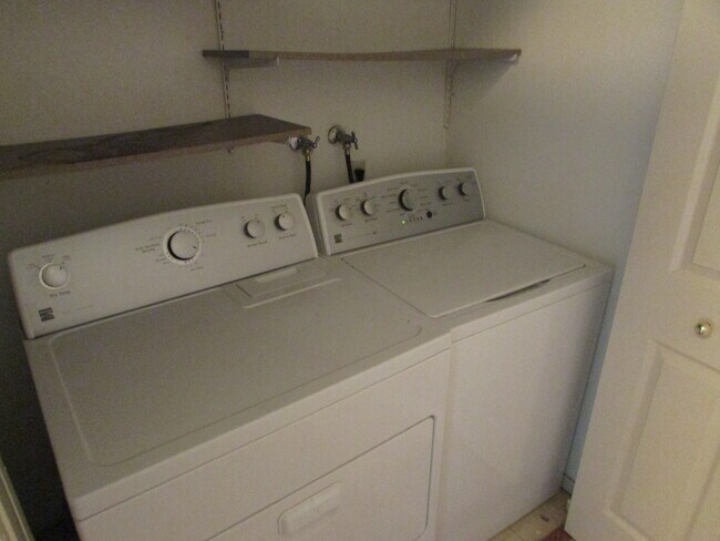 Building Photo - 107 Petrilli Cir