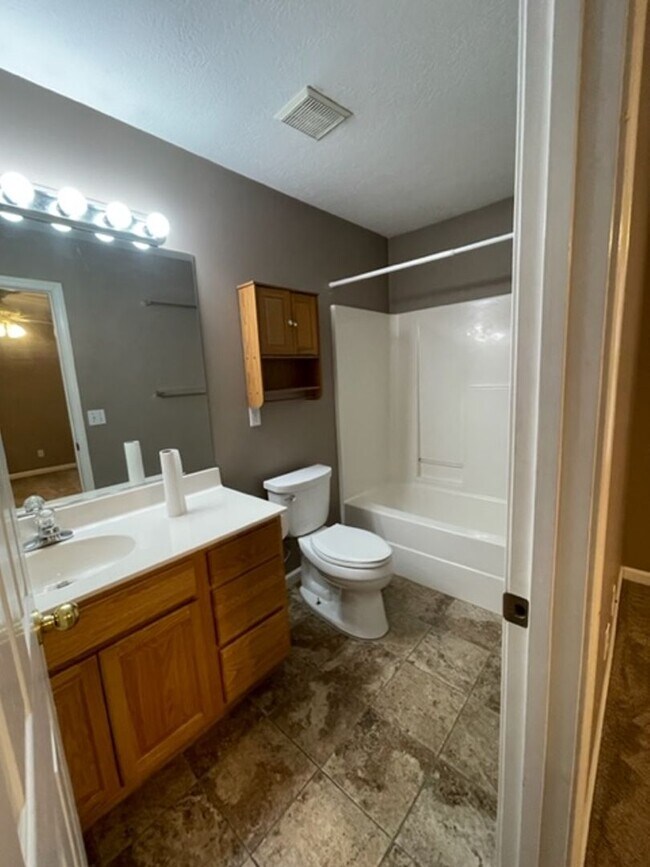 Building Photo - Knoxville 37932 - 4 bedroom, 2 bath home, ...