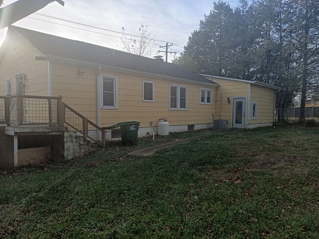 Building Photo - Beautiful Home in Swannanoa available now!