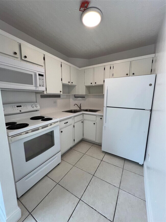 Building Photo - 2797 NE 51st St