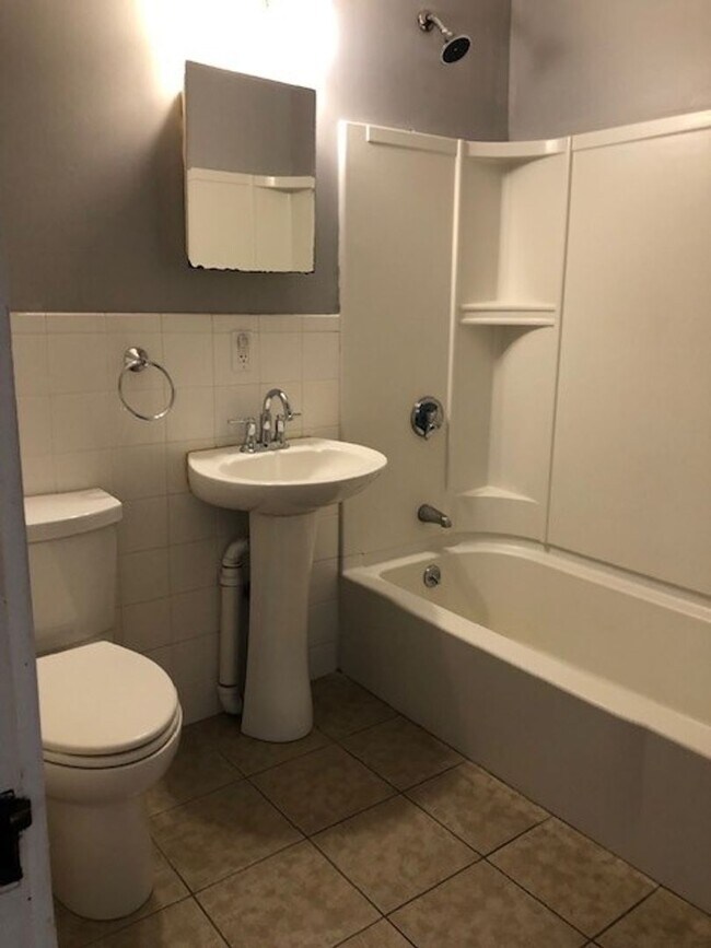 Building Photo - 2BR/1BA Available August 15!! Great Residential Location!