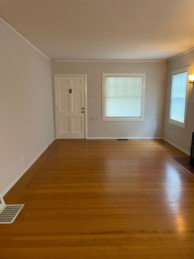 Building Photo - Great 2 Bedroom 1 Bathroom Home in Land Park