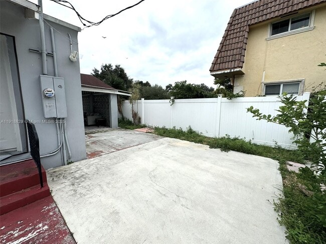 Building Photo - 2309 Van Buren St