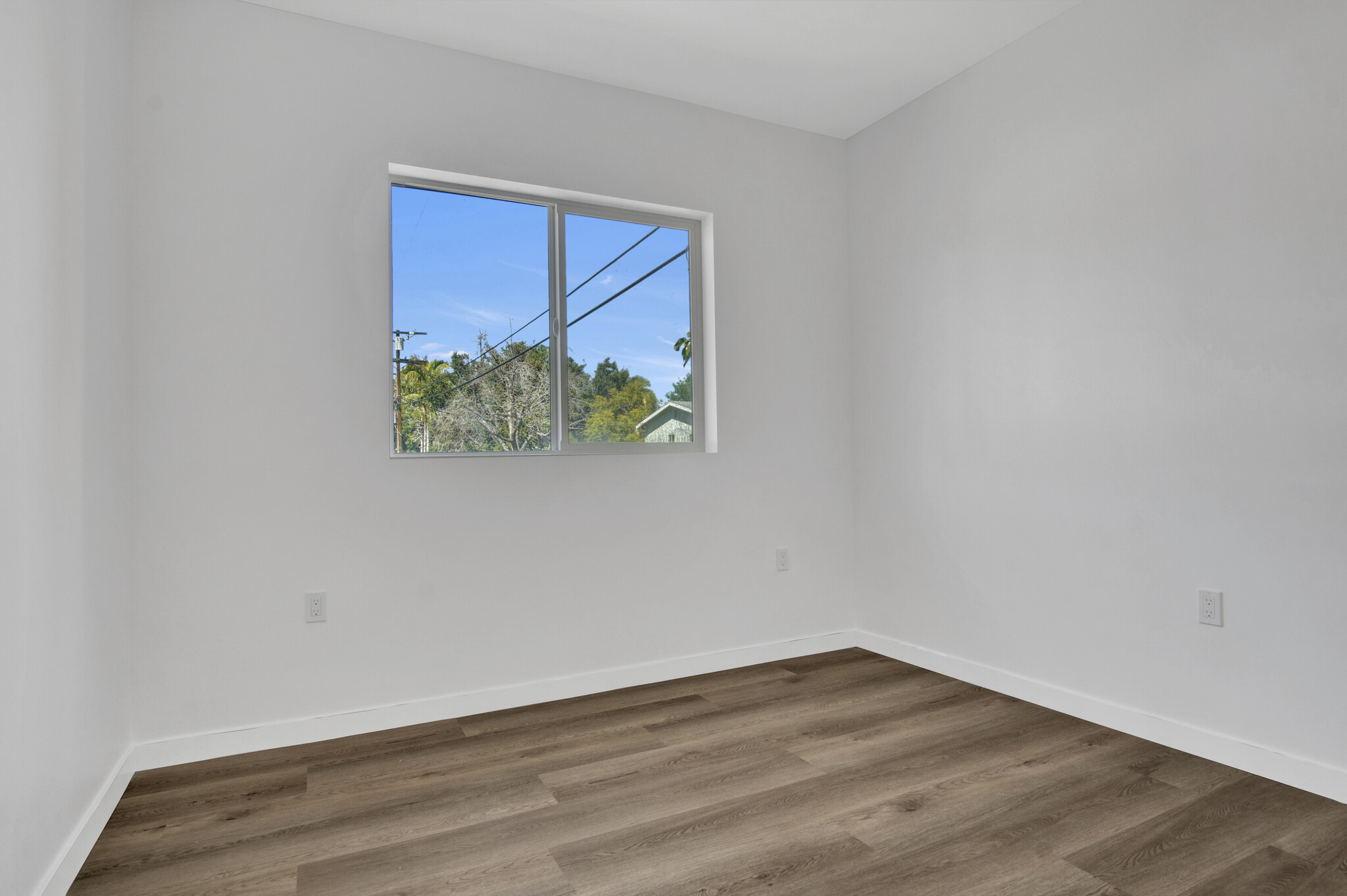 Building Photo - 13804 Moorpark St