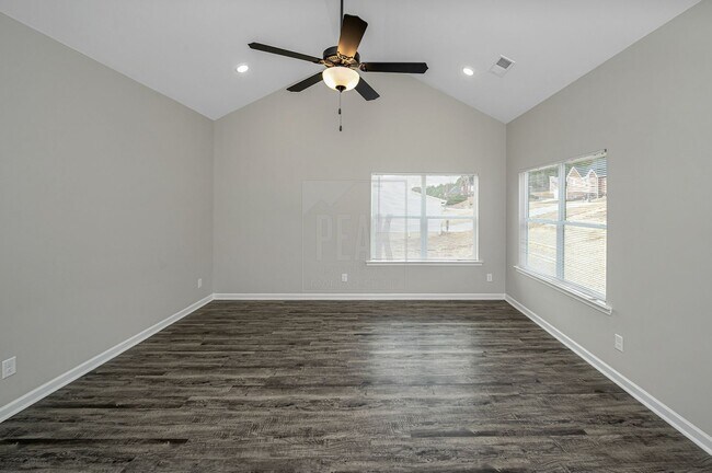 Building Photo - 390 Woodland Cir