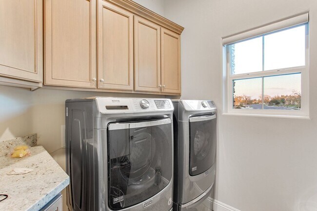 Building Photo - 5-Bedroom Pool & Spa Home in Masterpiece Estates