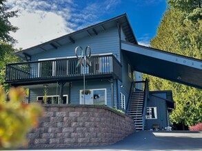 Building Photo - Newly Remodeled Top-Floor Duplex w/ Lake a...