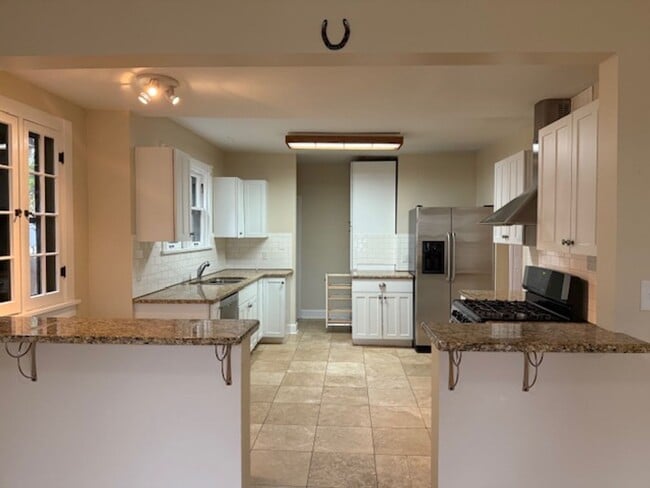 Building Photo - House For Lease
