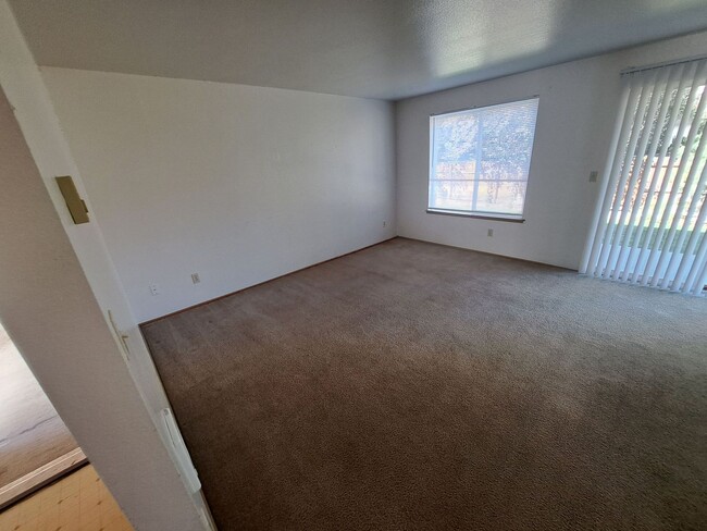 Building Photo - 2 Bed/1.5 Bath Apartment - NE Purcell Blvd