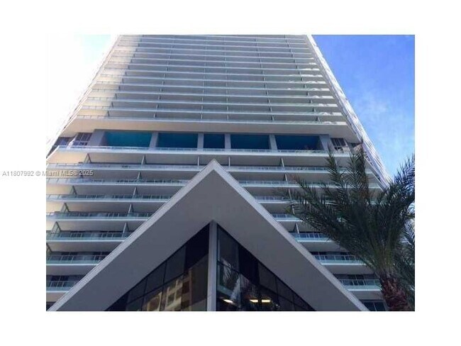 Building Photo - 1300 Brickell Bay Dr
