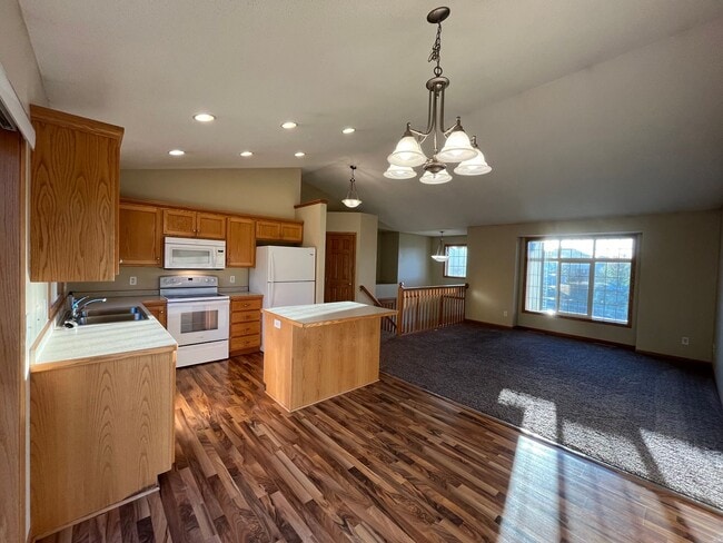 Building Photo - 5 bed 3 bath house for rent