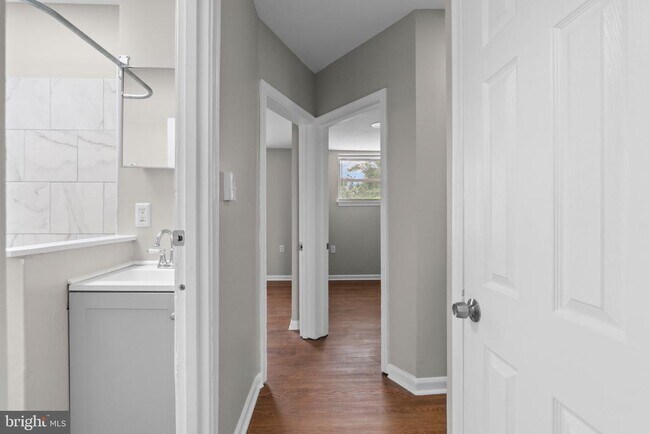 Building Photo - 3427 Ravenwood Ave