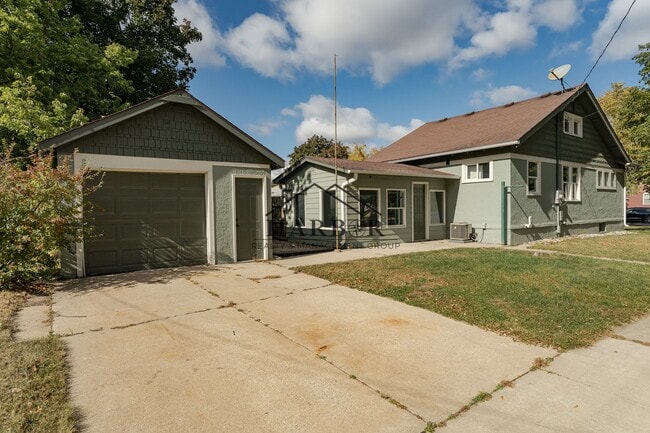 Building Photo - Furnished SE Rochester Home Available Now!