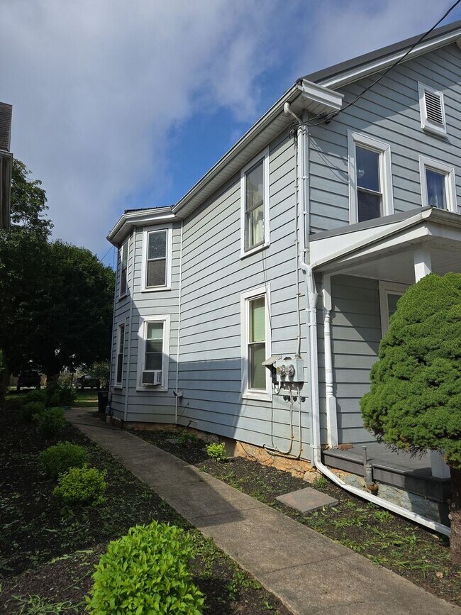 Building Photo - 552 E King St