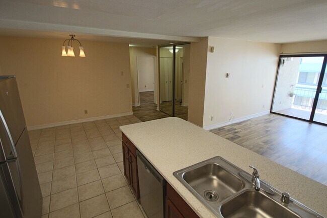Building Photo - Best Priced 2 Bedroom Condo in the Heart o...