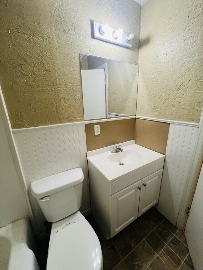 Building Photo - "Charming 3-Bed Home at 609 West Nagel Ave...