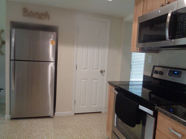 Building Photo - 2BR/2BA Venice Island Duplex Available April 2026