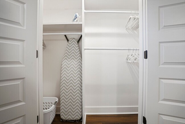 Building Photo - 2234 Edgemore Dr SE