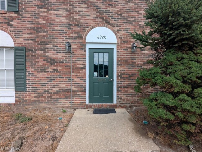 Building Photo - 6920 Carriage Hill Dr
