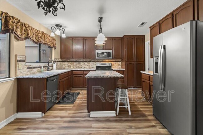 Building Photo - 1921 Ridgemont Way