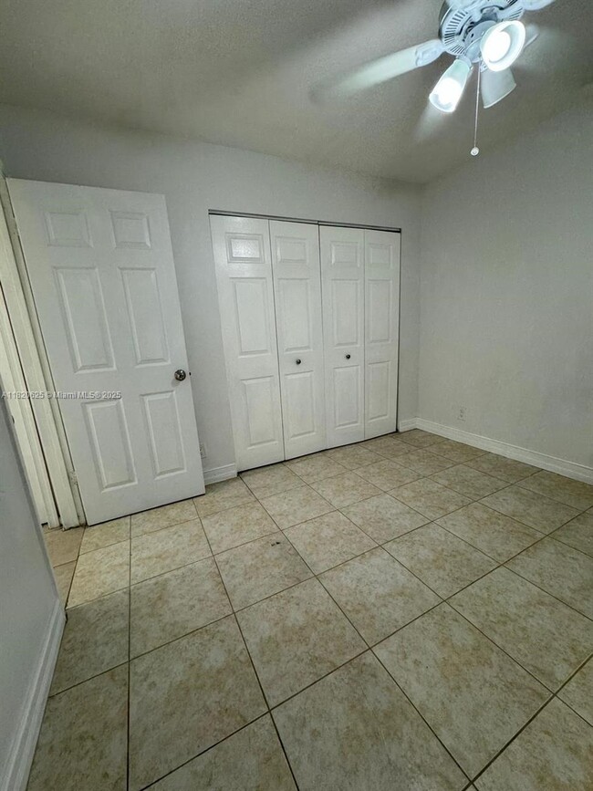Building Photo - 9919 Twin Lakes Dr