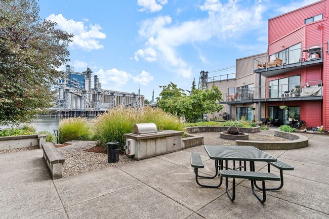 Building Photo - Top-Floor 2-Bedroom Condo with River Views