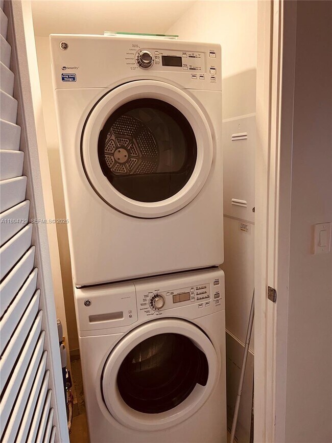 Building Photo - 1010 Brickell Ave