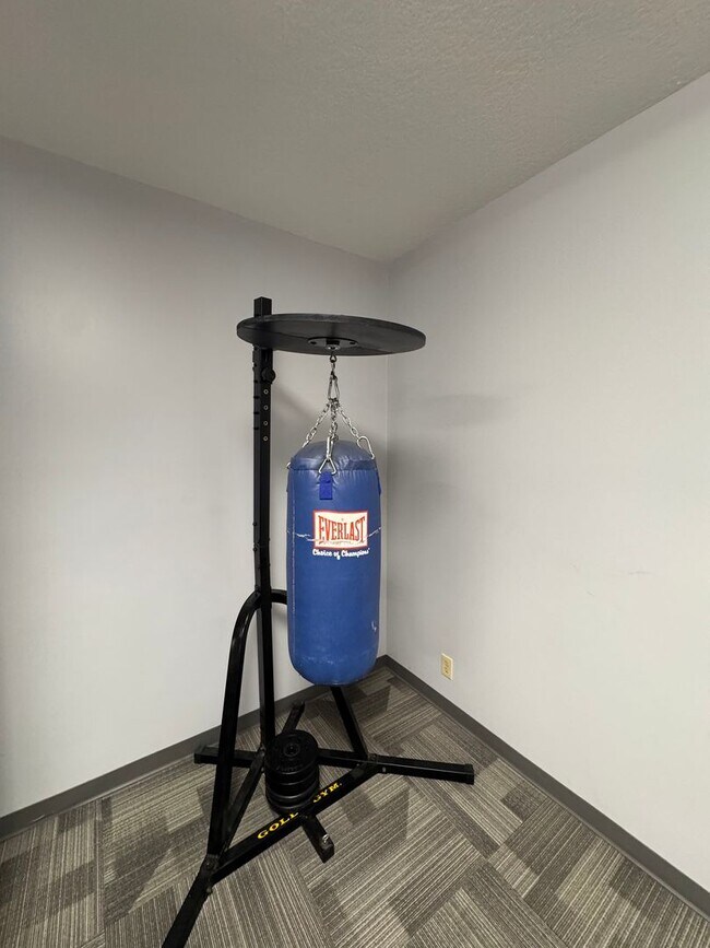 Building Photo - NOVEMBER MOVE-IN SPECIAL for qualified applicants $400 off 1 month's rent; AVAILABLE NOW - Gorgeo...