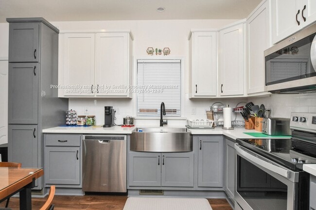 Building Photo - NEWER 2 BR/1 BA detached 1-story unit available soon@