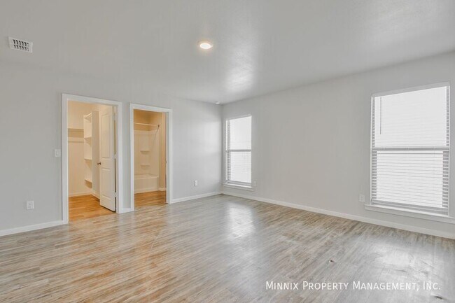 Building Photo - 2012 Kenwood Ave